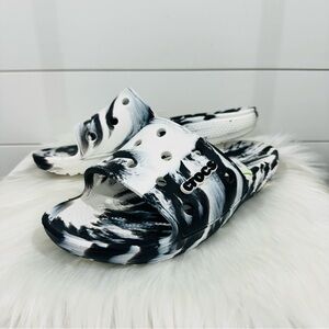 CLASSIC CROCS BLACK & WHITE MARBLED SLIDE WITH JIBBITZ M 8 W 10 * NWT NEVER WORN